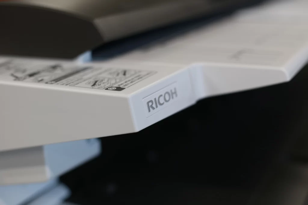 Vue sur la marque de l'imprimante multifonction Ricoh