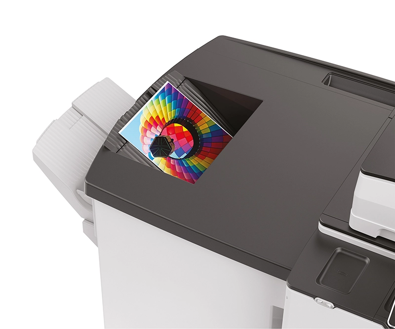 Imprimante Ricoh imprime une feuille en couleur. 